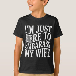 Camiseta (no verso) Estou Aqui Só Para Envergonhar Minha Es