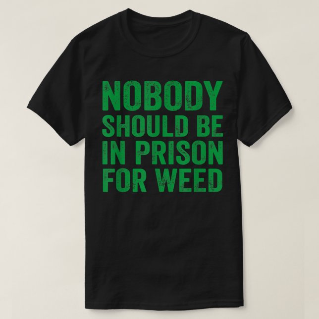 Camiseta Nobody Should Be In Prison For Weed  (Frente do Design)
