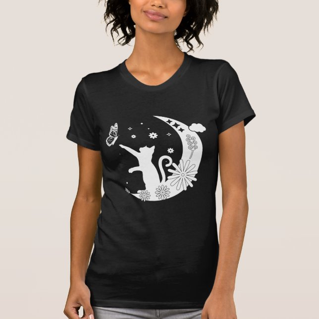 Camiseta Noite Floral De Gato Sentado Na Lua Com Borboleta (Frente)