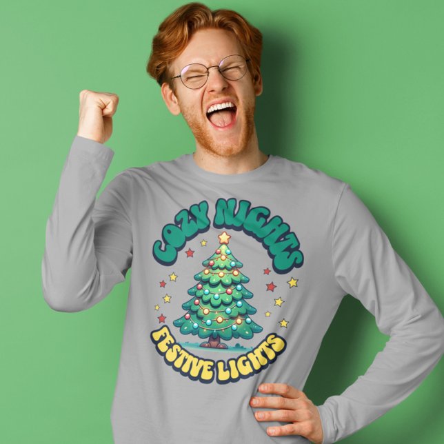 Camiseta Noites Cozy, Luzes Festivas, Árvore de Natal (Criador carregado)