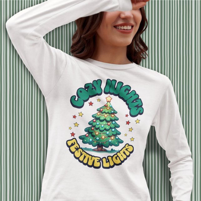 Camiseta Noites Cozy, Luzes Festivas, Árvore de Natal (Criador carregado)