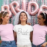 Camiseta Noiva de Bachelorette Personalizada | Nome persona<br><div class="desc">Faça a noiva brilhar com esta camiseta "Noiva" personalizada, com um roteiro elegante com um doce detalhe cardíaco e seu nome embaixo. Perfeito para festas de solteira, chás de panela, fins de semana de casamento, ou como uma roupa divertida pronta. Confortável, na moda, e totalmente exigível, este costume é imperativo...</div>