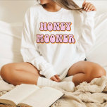 Camiseta Noiva de Legenda de Honeymooner do Retro 70<br><div class="desc">Noiva de mel com uma fonte temática retrorada dos anos 70 com cor cor de laranja rosa retrorada. Esta camisa faz o presente perfeito para uma futura noiva, chá de panela ou despedida de solteira, para que ela possa vestir na lua de mel. As cores são editáveis! Clique em 'editar...</div>