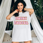 Camiseta Noiva de Legenda de Honeymooner do Retro 70<br><div class="desc">Noiva de mel com uma fonte temática retrorada dos anos 70 com cor cor de laranja rosa retrorada. Esta camisa faz o presente perfeito para uma futura noiva, chá de panela ou despedida de solteira, para que ela possa vestir na lua de mel. As cores são editáveis! Clique em 'editar...</div>