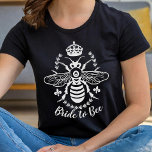 Camiseta Noiva do Casamento da Coroa de Bee Honeybee | Pers<br><div class="desc">Esta camiseta de casamento, simplesmente elegante, diz "Noiva à Abelha" e mostra uma silhueta branca de abelha de mel cercada por uma coroa, flur de lis e uma coroa de louros. Você também pode alterar o texto "Noiva a Abelha" para uma ocasião diferente ou personalizar ainda mais para adicionar mais...</div>