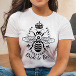Camiseta Noiva do Casamento da Coroa de Bee Honeybee | Pers<br><div class="desc">Esta camiseta de casamento, simples e elegante, diz "Noiva à Abelha" e mostra uma silhueta de abelha de mel cercada por uma coroa, flur de lis e uma coroa de louros. Você também pode alterar o texto "Noiva a Abelha" para uma ocasião diferente ou personalizar ainda mais para adicionar mais...</div>