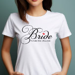 Camiseta Noiva Elegante Futura Sra. Branca Feminino<br><div class="desc">Clássica e refinada, esta camiseta branca apresenta "Noiva" em caligrafia elegante preta florida com um acento de coração vermelho. "Futura Sra." com um sobrenome personalizável fica abaixo para um souvenir de monograma personalizado. Uma escolha atemporal para chás de noiva, festas de noivado, fins de semana de despedida de solteira e...</div>
