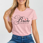 Camiseta Noiva Elegante Futuro Sra Rosa Feminino<br><div class="desc">Anuncie seu status de noiva com estilo com esta camiseta rosa que apresenta "Noiva" em caligrafia elegante e florida com um doce acento de coração vermelho. "Futuro Sra." com um sobrenome personalizável fica abaixo para um toque de monograma personalizado. Uma escolha sofisticada para celebrações de noivado, chás de noiva, fins...</div>