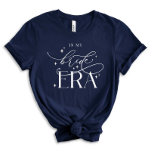 Camiseta Noiva Era Wedding<br><div class="desc">Entre no seu dia especial com estilo e talento vestindo nossa camiseta Noiva Era! Criado com tecido suave e confortável e adorado com o elegante design da Era Bride, é o traje perfeito para chás de panela, festas de solteira, ou simplesmente celebrar seu noivado. Mostre seu espírito nobre com esta...</div>