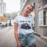 Camiseta Noiva Gótica Escura ou Chá de panela Mortal<br><div class="desc">Abrace o lado negro com nossa Noiva Gótica Escura ou Chá de panela Mortal! É hora de celebrar um amor que é tão eterno quanto a própria eternidade. Com seu design, incrivelmente bonito, com crânios e esqueletos, este convite estabelece a palco de um chá de panela inspirado no gótico que...</div>