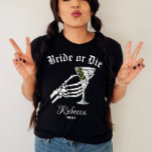 Camiseta Noiva Ou Morre Até Morte Fizermos Bachelorette<br><div class="desc">Celebre a sua festa de solteira com uma reviravolta escura e elegante vestindo a nossa camisa personalizada de "Noiva ou Morrer". Perfeito para uma festa de solteira de casamento gótica, esta camisa incorpora o espírito do "Til Death Do We Party". Apresentando um gráfico de noiva de esqueleto impressionante, ele foi...</div>