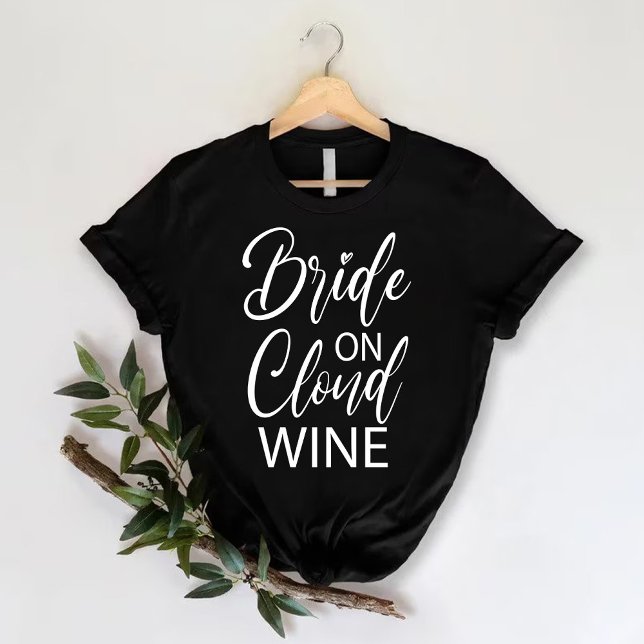 Camiseta Noiva sobre Vinho na Nuvem | Festa de solteira eng (Bride on Cloud Wine | Funny Bachelorette Party T-Shirt)