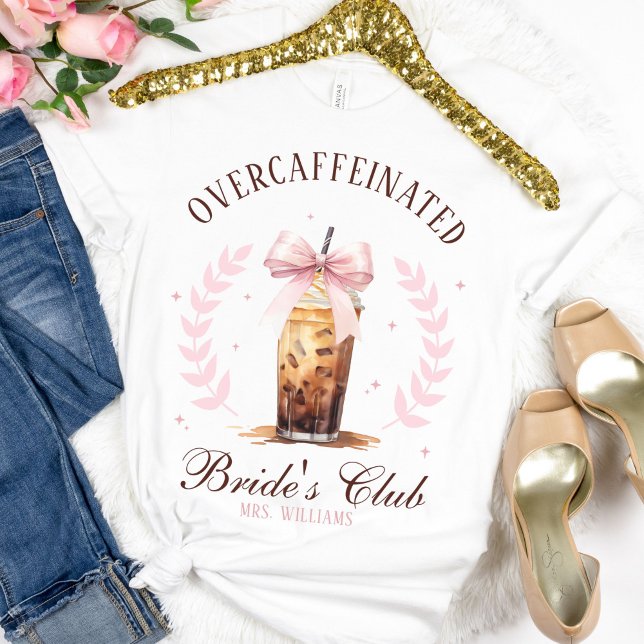 Camiseta Noiva Sobrecafeinada Café Gelado Clube Sra. Nome (Pink bow Over caffeinated bride's club wedding day white t-shirt gift, custom Mrs name, bachelorette)