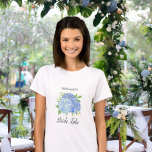 Camiseta Noiva Tribo Floral Blue Hydrangea Foliage Casament<br><div class="desc">Esta camiseta da tribo de noiva apresenta um design floral de cor d'água com flores de hydrangea azuis e folhagem verde. Personalize com seu próprio texto. Os produtos correspondentes estão disponíveis. Visite nossa loja ou veja nossas páginas de coleta para ver o intervalo de cheios.</div>