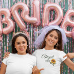 Camiseta Noiva Verde sobre Casamento de Girassol<br><div class="desc">Apresentando nossa sofisticada camiseta de noiva de girassol. Perfeito para chá de panela, festa de solteira. Os girassóis vibrantes simbolizam alegria, felicidade e amor florescente, definindo o tom perfeito para seu dia especial. Este produto faz parte do nosso conjunto de Casamento de Sunflower Forest Green e Rustic Wedding Dourado. Vá...</div>