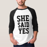 Camiseta Noivado ela disse sim<br><div class="desc">Engraçado e original maneira de anunciar seu casamento. Camiseta de casamento de casal. Definir x2. Ela / ele perguntou,  ele / ela disse sim. Coleção de casamento. Voltar : data de edição</div>