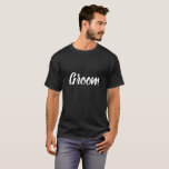 Camiseta Noivo de despedida de solteiro<br><div class="desc">Esta camiseta do noivo é perfeita para que o noivo vista-se em um despedida de solteiro, chá do casal, jantar de ensaio, e durante o planejamento do casamento! O design apresenta uma fonte de caligrafia branca em uma camisa escura.</div>