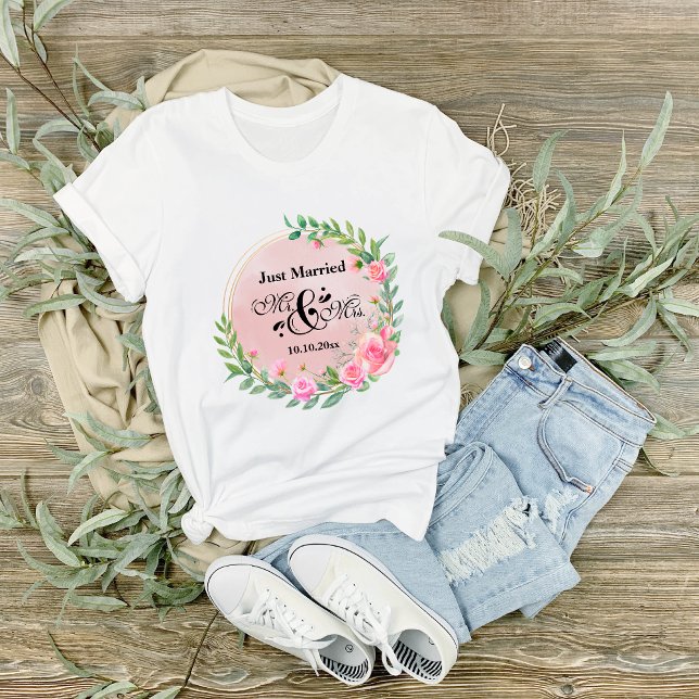 Camiseta Noivo e Noiva Elegantes Flores Rosa Casamento (Criador carregado)