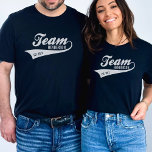 Camiseta Nome da Equipe Personalizada legal Nome da Equipe<br><div class="desc">Comemore sua família com esta camisa legal com um retrorreflector como o logo "Equipe" com uma cauda suja. Personalize adicionando seu nome e ano estabelecido. Excelente para reuniões familiares, excursões, eventos desportivos de família ou apenas para mostrar que está orgulhoso da sua "equipe". Veja nossos produtos de coordenação clicando no...</div>
