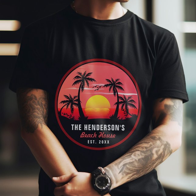 Camiseta Nome da família Beach House Retro Sunset Souvenirs (Criador carregado)