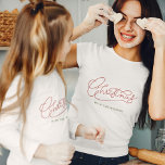 Camiseta Nome da Família de Script Moderno de Natal<br><div class="desc">Design de caligrafia de Natal moderna e minimalista com seu nome familiar para aquelas fotos da família! Simples, porém clássico, na moda em vermelho e verde, esta camisa fofa faz com que a família seja festiva! Balançar as férias em nossa camiseta personalizada com roteiro moderno. Desembrulhe a alegria! 🎄 👨...</div>