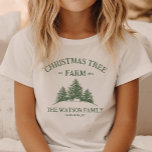 Camiseta Nome da Família Personalizada Retrô de Fazenda da<br><div class="desc">Despachem as crianças em alegria de férias com esta camiseta fofa! Apresentando seu nome familiar e uma design de fazenda de árvore de Natal em verde-sábio,  é perfeito para diversão familiar festiva e estilo sazonal.</div>