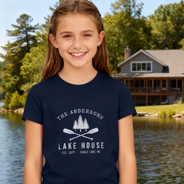 Camiseta Nome da Família Rustic Lake House Boat Oars Trees (Criador carregado)