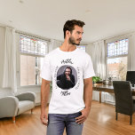 Camiseta Nome da foto da lenda do mito do homem<br><div class="desc">Celebre seu dia especial em estilo com esta camiseta personalizada! Apresentando um fundo branco clássico e um texto ousado que diz: "O Homem, O Mito, A Lenda." Personalize o design, adicionando seu nome e uma foto favorita para torná-lo realmente único. Esta camiseta é o presente perfeito para uma lendária celebração...</div>
