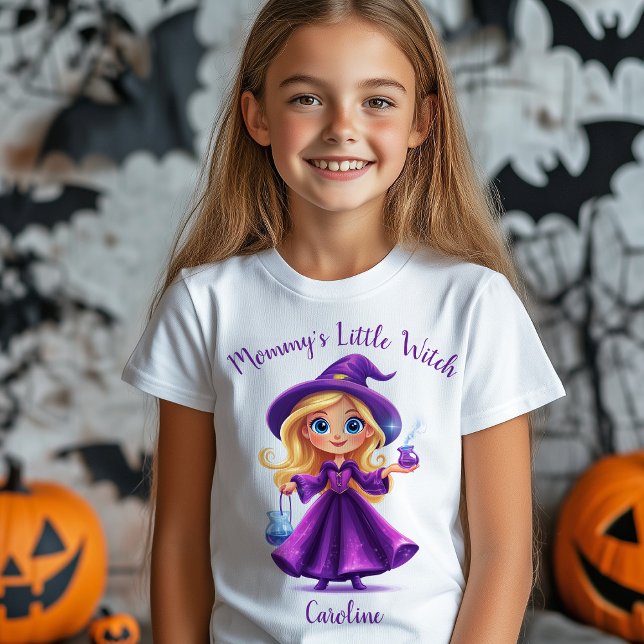 Camiseta Nome da mamãe de Bruxa de Halloween (Mommy's Little Witch Halloween Girl Name T-Shirt)