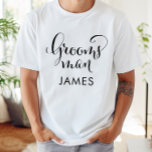 Camiseta Nome de Caligrafia do Padrinho no Casamento<br><div class="desc">Vista os padrinhos com estilo com esta camiseta de caligrafia de pincel ousado com "Padrinho" em letra maiúscula e um primeiro nome personalizável. Uma lembrança divertida de monograma para festas de despedida de solteiro, jantares de ensaio e fotos do dia do casamento. Edite o nome para personalizar para cada membro...</div>
