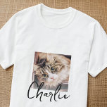 Camiseta Nome de Foto de Pet de Crachá Personalizado de Gru<br><div class="desc">Este design simples e clássico é composto por tipografia serif e adiciona uma foto personalizada.</div>