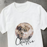 Camiseta Nome de Foto de Pet do Crachá Personalizado de Gru<br><div class="desc">Este design simples e clássico é composto por tipografia serif e adiciona uma foto personalizada.</div>