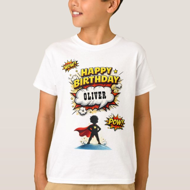 Camiseta Nome de Menino Super-Herói Estilo HQ de Aniversári (Frente)
