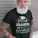 Camiseta Nome do boné verde do formando 2023<br><div class="desc">Comemore a graduação do seu neto ou da sua neta com esta camiseta moderna, com uma tipografia "Orud GRANDPA de Formando 2023" em branco e verde; personalize facilmente essa camiseta com o ano de graduação e o nome do formando editando os campos modelo. Esta t-shirt faz parte da nossa "Camiseta...</div>