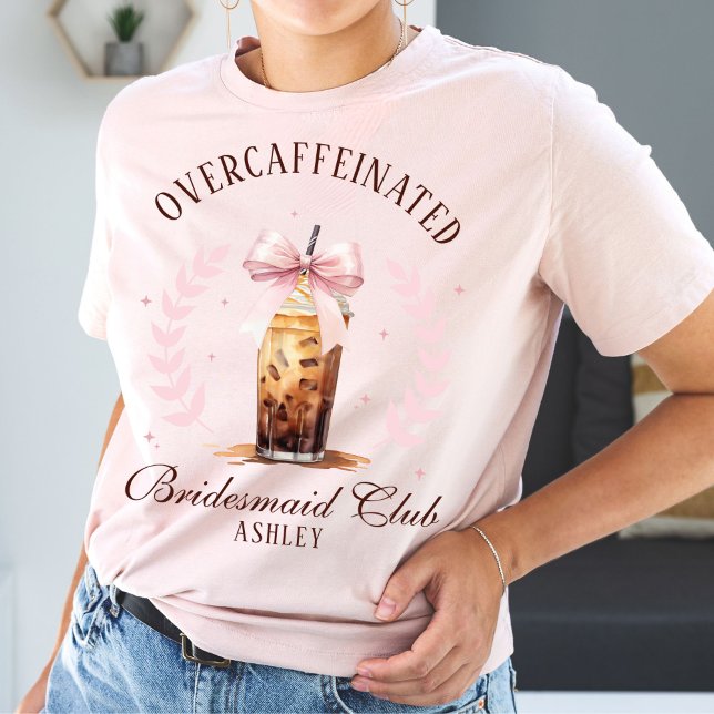 Camiseta Nome do Clube da Dama de Honra Supercafeinada Café (Funny cute Overcaffeinated Bridesmaid Club pink wedding tshirt, custom name coquette iced coffee bow)
