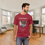 Camiseta Nome do coração da foto da família vermelha de Nat<br><div class="desc">Camisa vermelha. Personalize e adicione sua própria foto de família. Moldura em forma de coração. Adicione seu nome de família e ano.</div>
