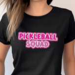 Camiseta Nome do Grupo do Esquadrão de Picleball Branco Ros<br><div class="desc">Senhoras,  vocês têm um grupo que adoram jogar e sair depois? Você se chama de "Esquadrão de Pickleball"? Se sim,  então esta é a camiseta perfeita para você! Com a divertida letra rosa e branca,  é certo que se destaca.</div>