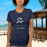 Camiseta Nome do logotipo branco azul marinho comercial<br><div class="desc">Uma camiseta azul marinho,  texto branco. Personalize e adicione o logotipo da sua empresa,  um texto e um nome,  assinatura (ou apague se não desejar)</div>