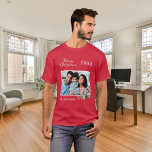 Camiseta Nome do pinho de pinheiro da família vermelha de N<br><div class="desc">Camisa vermelha. Personalize e adicione sua própria foto de família. Um quadro branco decorado com um cone e um verde de pinheiro. Adicione seu nome de família e ano.</div>