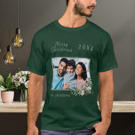 Camiseta Nome do pinho do cone da foto da família natalina<br><div class="desc">Personalize e adicione sua própria foto de família. Um quadro verde decorado com um cone e um verde-pinheiro. Adicione seu nome de família e ano.</div>