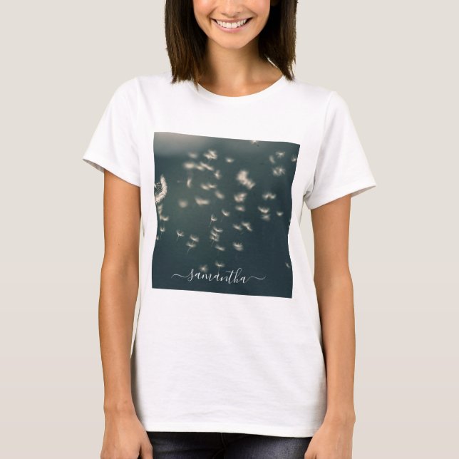 Camiseta Nome do Script Branco do Dandelion Verde do Dark S (Frente)