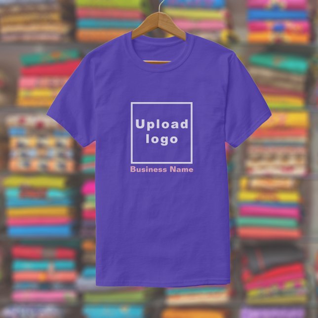 Camiseta Nome e logotipo da empresa em T-Shirt roxa (Advertise your business. Build brand name awareness. Your business name and logo on purple t-shirt.)