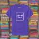 Camiseta Nome e logotipo da empresa em T-Shirt roxa (Advertise your business. Build brand name awareness. Your business name and logo on purple t-shirt.)
