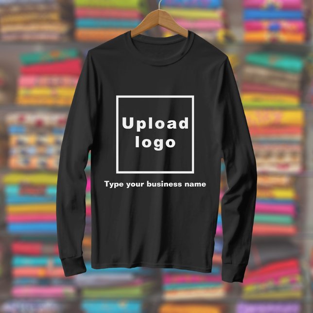 Camiseta Nome e logotipo da empresa na manga longa preta (Black long sleeve t-shirt with your business name and logo displayed in a store)