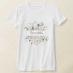 Camiseta Nome Floral de Cores d'Água Rosa Personalizado<br><div class="desc">Lindas e delicadas flores cor-de-rosa roxas cercam o nome do seu fazer preferido,  esta simples camiseta casual "elegante". Uma camiseta bonito para adicionar ao seu guarda-roupa.  Eu adoro!  Eu sei que você também vai.</div>