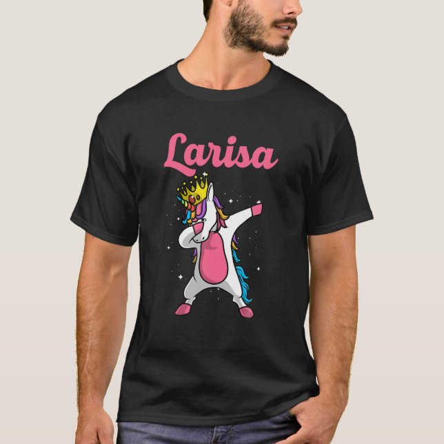 Camiseta Nome LARISA Personalizado Birthday Dabbing Unicorn (Frente)