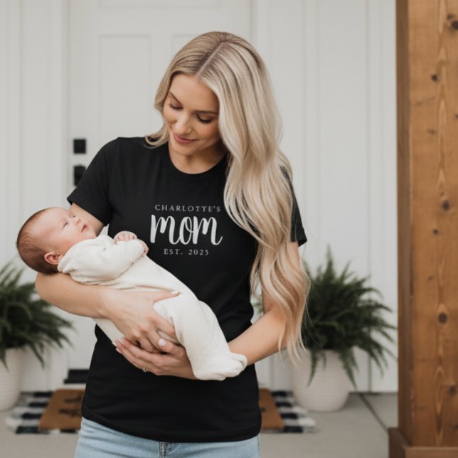 Camiseta Nome Mínimo Personalizado do Filho Nova Mamãe Data (minimal black and white custom childs name mom established tshirt gift for new moms mother's day)