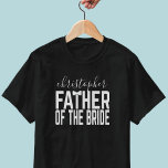 Camiseta Nome Pai do Casamento Pai da Camisa-T<br><div class="desc">Trate o Pai da Noiva a esta Camiseta do Partido Bridal - apenas adicione seu nome para que todos saibam quem ele é. Design gráfico original com o T em PAI vestindo uma gravata de arco de casamento. É esquisito como o seu pai.</div>