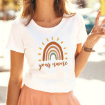 Camiseta Nome Personalizado Boho Terra Tonalidade Tom Arco-<br><div class="desc">A camiseta do Sol Arco-Íris-Íris-Íris-Íris Boho-Terra é uma peça de roupa única e na moda que combina elementos boêmicos e terrestres com um sol-íris vibrante. Além do gráfico impressionante, a camiseta também pode ser personalizada com seu próprio nome, fazer-a uma peça verdadeiramente personalizada. O nome será impresso em uma fonte...</div>