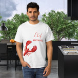 Camiseta Nome personalizado branco de lagosta vermelha<br><div class="desc">Tema náutico,  verão e comida marítima. Uma lagosta vermelha sobre fundo branco. O texto: Chef com um moderno roteiro de estilo escrito com a mão vermelha. Modelo para o seu nome.</div>